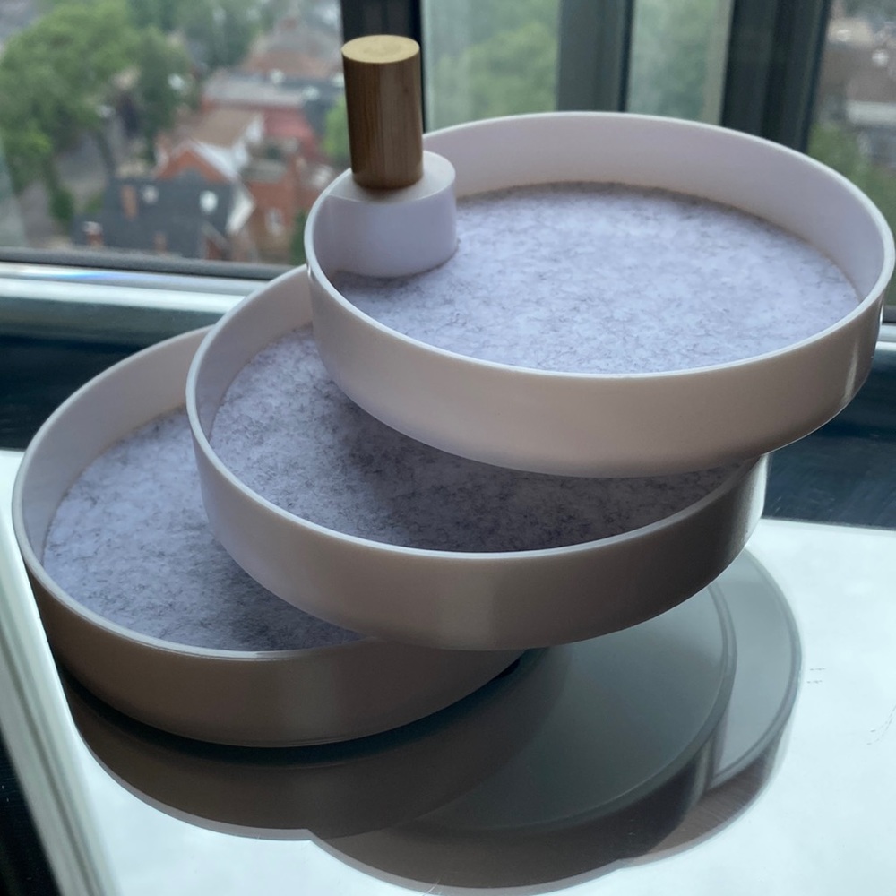 Swivel jewelry holder